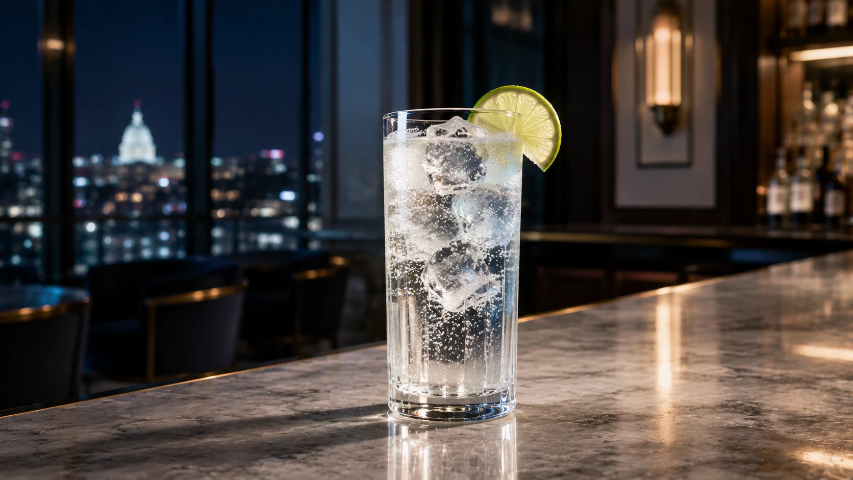 Gin Rickey cocktail nel bicchiere alto, chiaro e frizzante, con lime