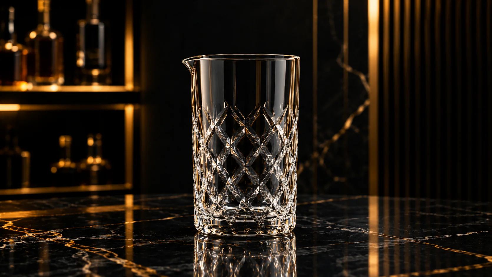 Mixing glass in cristallo con taglio a rombi e beccuccio, su un bancone di marmo nero